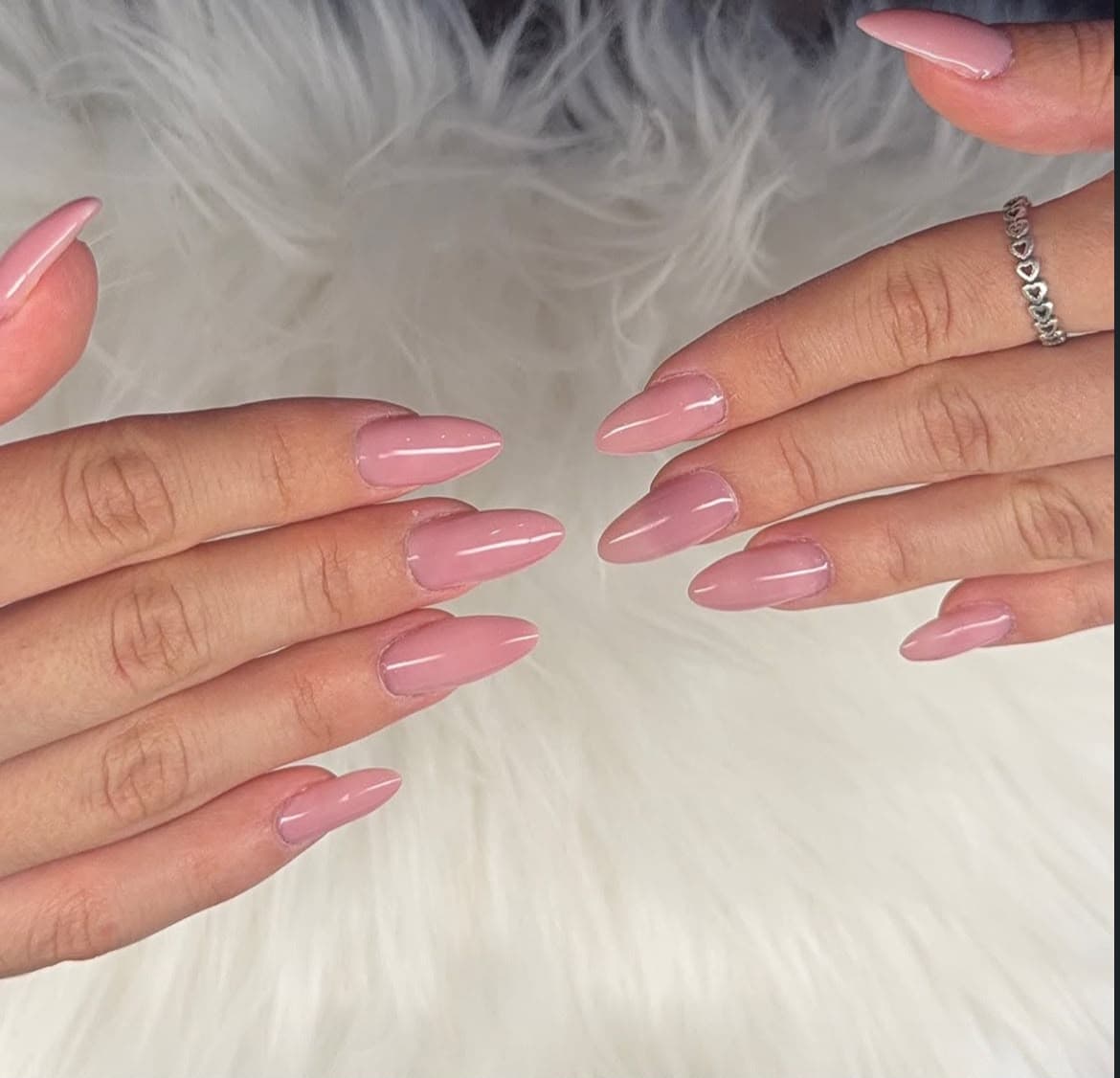 Dettaglio unghie rosa a mandorla MelyNails