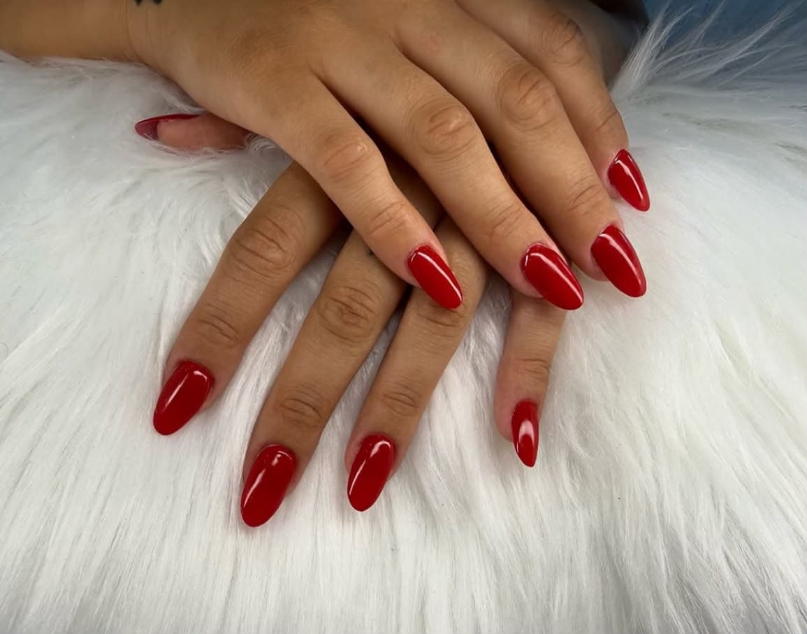 Unghie rosse a mandorla con effetto glossy