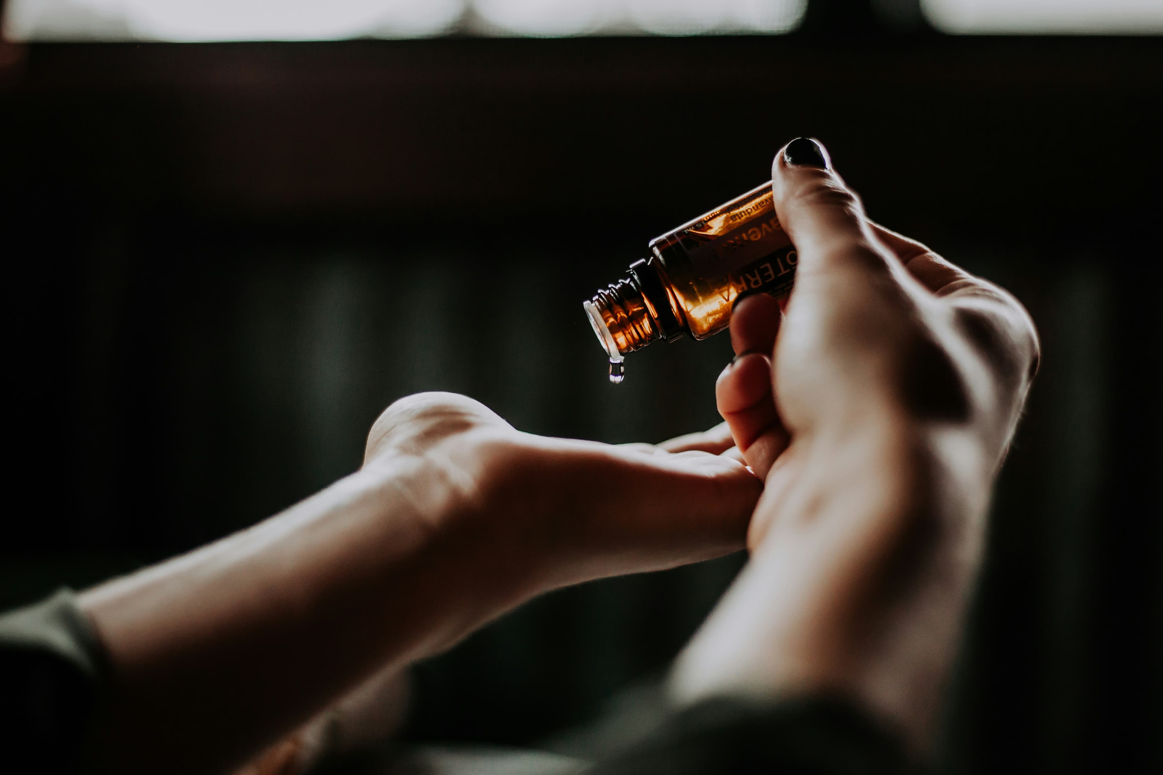 Manicure curata in tonalità naturali